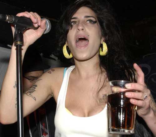 Amy-Winehouse-drunk (1)