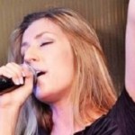 Rada Manojlović pokazala grudi